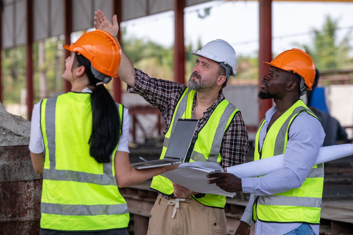 Formateur et intervenants en équipement de protection individuelle sur un chantier