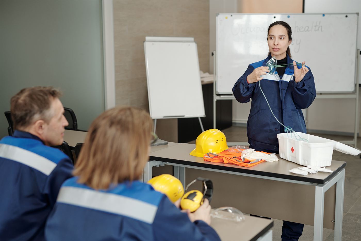 Formatrice animant une session de formation à la sécurité au travail